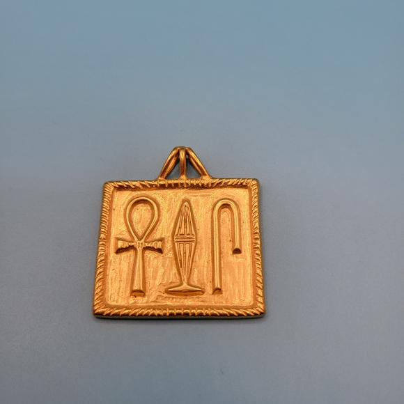 Vintage MMA Metropolitan Museum of Art 1976 Egyptian Gold tone Pendant King Tut